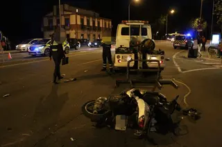 Herido un motorista tras sufrir un accidente junto al Puente Romano