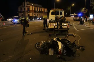 Herido un motorista tras sufrir un accidente junto al Puente Romano