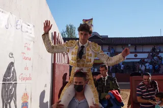 Antonio Grande sale a hombros de la plaza de toros de Guijuelo. Foto SALAMANCA24HORAS