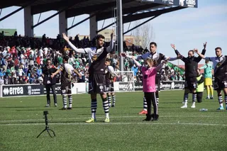 Los jugadores de Unionistas saludan a la afición | FOTO SALAMANCA24HORAS.COM