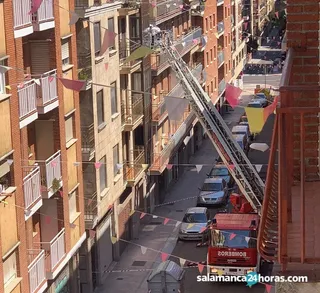 Bomberos en la calle Alarcón