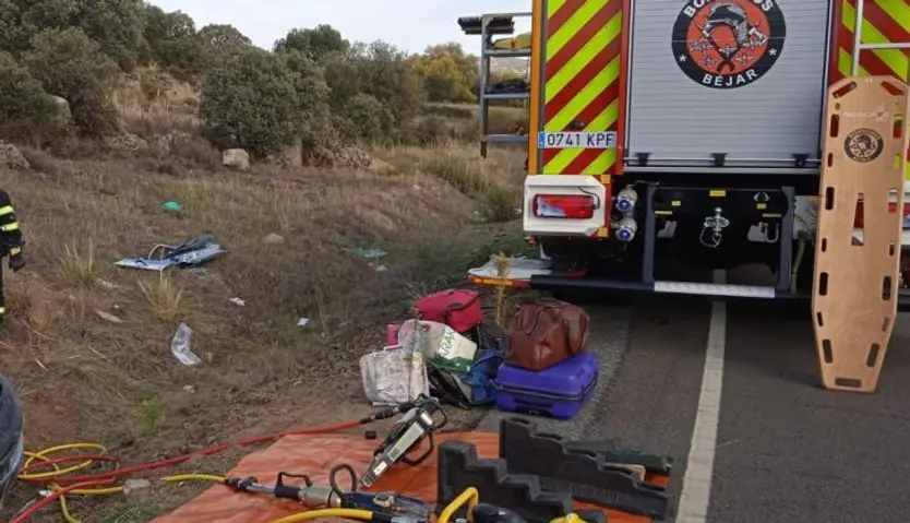 Dos personas resultan heridas tras volcar su turismo en Puente del Congosto. Foto: Bomberos de Béjar