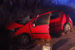 Uno de los coches implicados en la fuerte colisión