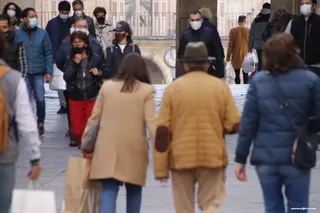 Gente paseando por las calles de Salamanca