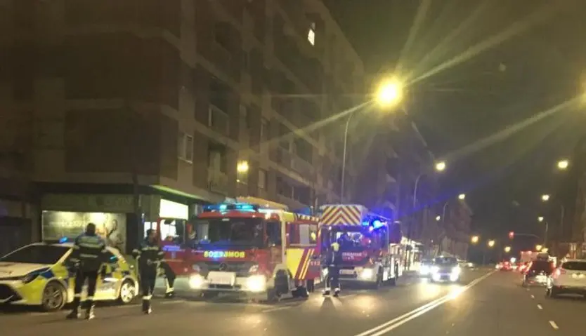 Un incendio en una chimenea de un edificio moviliza a los bomberos hasta el paseo de la Estación