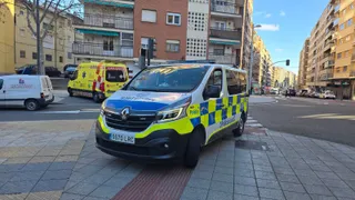 Ambulancia y Policía Local en la avenida de Portugal por una colisión entre una furgoneta y una moto | Andrea Mateos