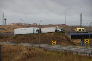 GALERÍA | Colisión entre dos camiones en la A-62