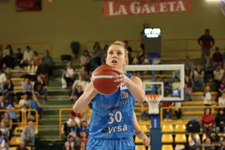 Laura Gil lanza un tiro libre ante Baxi Ferrol | FOTO ANDREA MATEOS