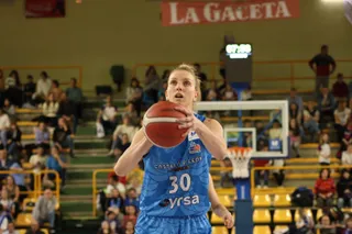 Laura Gil lanza un tiro libre ante Baxi Ferrol | FOTO ANDREA MATEOS