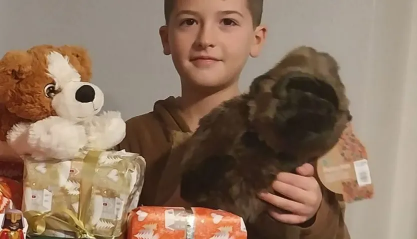 Alex tras recibir sus regalos de Navidad