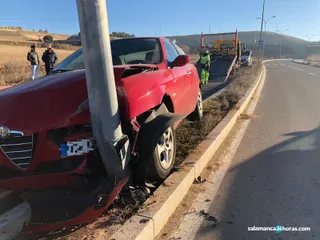 Accidente coche farola avenida Mariano Rodríguez Sánchez (3)