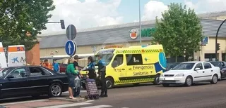 Herido un joven ciclista al colisionar con un coche en la avenida de Los Cipreses