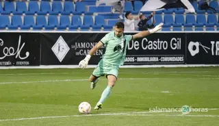 Salva de la Cruz golpea en largo ante el San Fernando | FOTO SALAMANCA24HORAS.COM