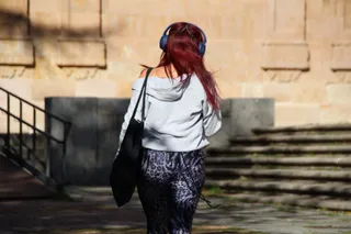 Gente paseando por las calles de Salamanca