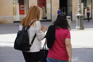 Gente paseando por la plaza del Liceo en Verano