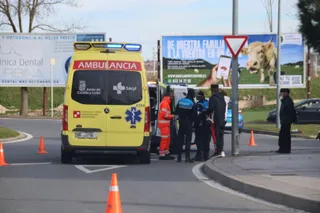 Colisión entre moto y turismo en la rotonda Ciudad de Brujas