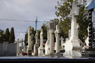 Gente visitando las tumbas de sus familiares en el cementerio