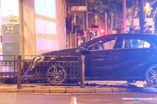 Empotra su coche contra un banco en el cruce de la avenida de Villamayor con el paseo de Carmelitas