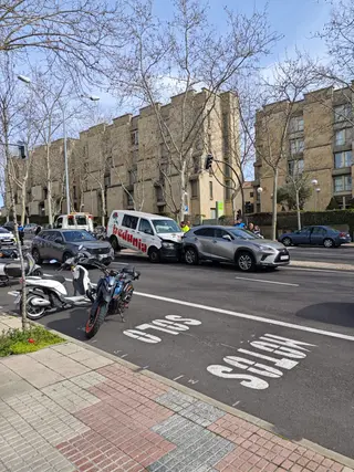 Un accidente entre un turismo y una furgoneta provoca una gran retención junto al hospital de Salamanca