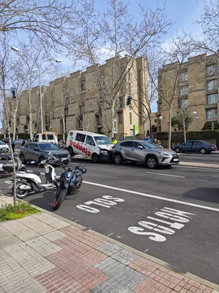 Un accidente entre un turismo y una furgoneta provoca una gran retención junto al hospital de Salamanca