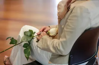 Detalle de una contrayentes sujetando una rosa blanca durante la celebración de su boda | Ricardo Rubio - Europa Press