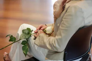 Detalle de una contrayentes sujetando una rosa blanca durante la celebración de su boda | Ricardo Rubio - Europa Press