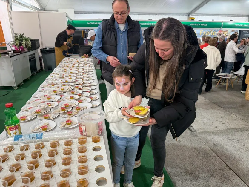 Degustación de patatas en la VIII Feria Gastronómica