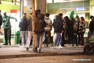 Pizzas, bebida… y a casa antes de que pille el toque de queda en Salamanca