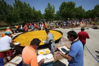 Cabrerizos saborea la paella a pleno sol