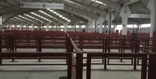 Naves vacías en el mercado de ganado