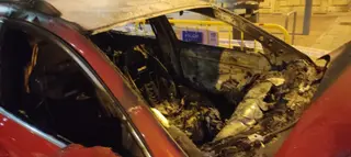 Incendio de un turismo en una calle del barrio de Garrido (1)