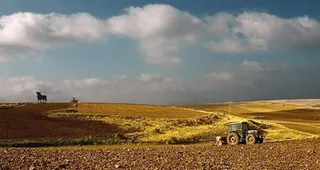 Tractor arando