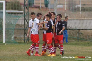 El filial de Unionistas, en su anterior etapa, celebra un gol en Alba de Tormes.