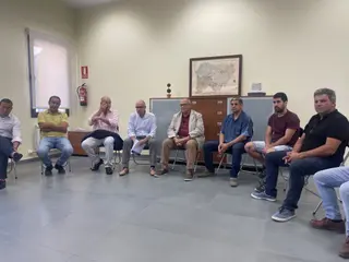 Imagen de la reunión de los alcaldes de los municipios afectados por el incendio de Monsagro