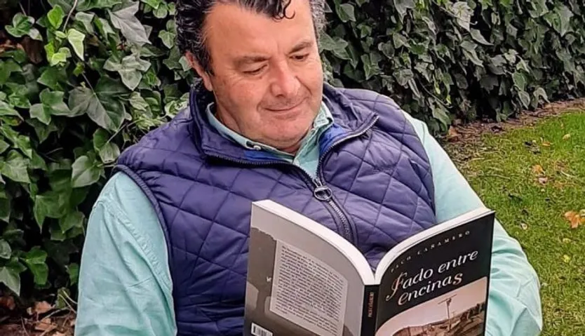 El escritor Paco Cañamero con su nuevo libro,