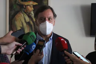El alcalde de Salamanca, Carlos García Carbayo, en su visita el Centro Municipal de Mayores Tierra Charra con motivo del Día de los Abuelos | Archivo S24H