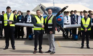Juan Manuel Corchado, rector de la USAL, junto a Jerry Pharr, representante de la compañía Cirrus Aircraft, en el Campus Aeronáutico de Matacán. | Raquel J. Santos Comunicación USAL