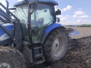 Tractor En Una Tierra De Cultivo En La Comarca De Alba De Tormes