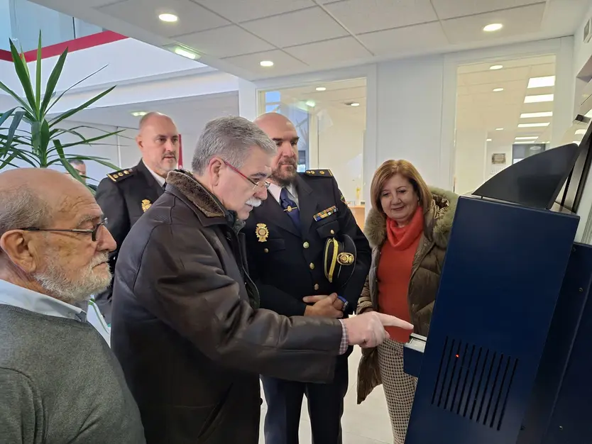 La subdelegada de la Gobierno en Salamanca y el comisario jefe provincial de Policía Nacional, acompañados por alcalde de Vitigudino