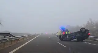 Accidente con un coche volcado y una furgoneta empotrada contra el guardarraíl en Topas, en la A-66. Foto Andrea M.