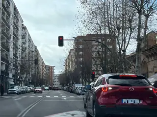 GALERÍA | El descontrol del tráfico en el paseo del Rollo: dobles filas, coches parados en la calzada
