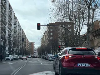 GALERÍA | El descontrol del tráfico en el paseo del Rollo: dobles filas, coches parados en la calzada