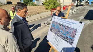 El alcalde de Salamanca, Carlos García Carbayo, visita el inicio de las obras de renovación de redes de agua en Chamberí