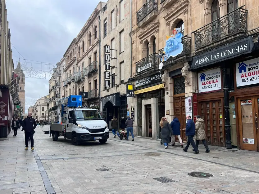 Colocación de la decoración navideña en la Rúa Mayor