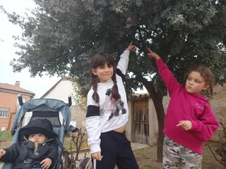Niños buscando el grinch en Rollán. Foto Ayto. Rollán