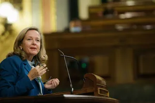 La vicepresidenta de Asuntos Económicos, Nadia Calviño, interviene desde la tribuna del Pleno del Congreso.