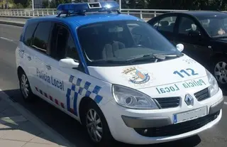 Amenaza a la Policía Local tras conducir una moto sin seguro y con una ocupante sin casco