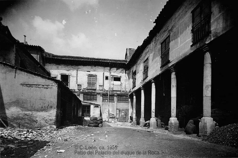 Patio del Palacio del duque de la Roca con escudos al fondo, 1955. Imagen Salamanca en el Ayer