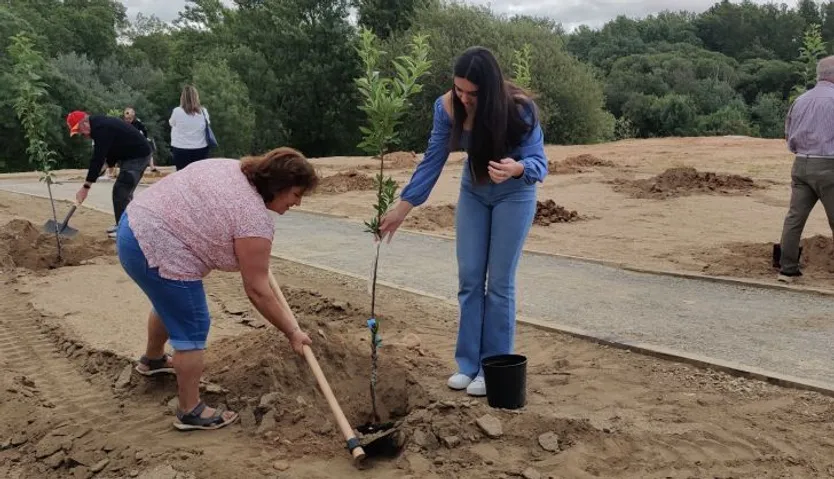 Los vecinos de Santa Marta en la plantación de árboles en el nuevo tramo del paseo fluvial