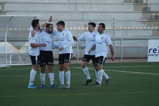 Los jugadores del Ciudad Rodrigo celebran un tanto de Maza.